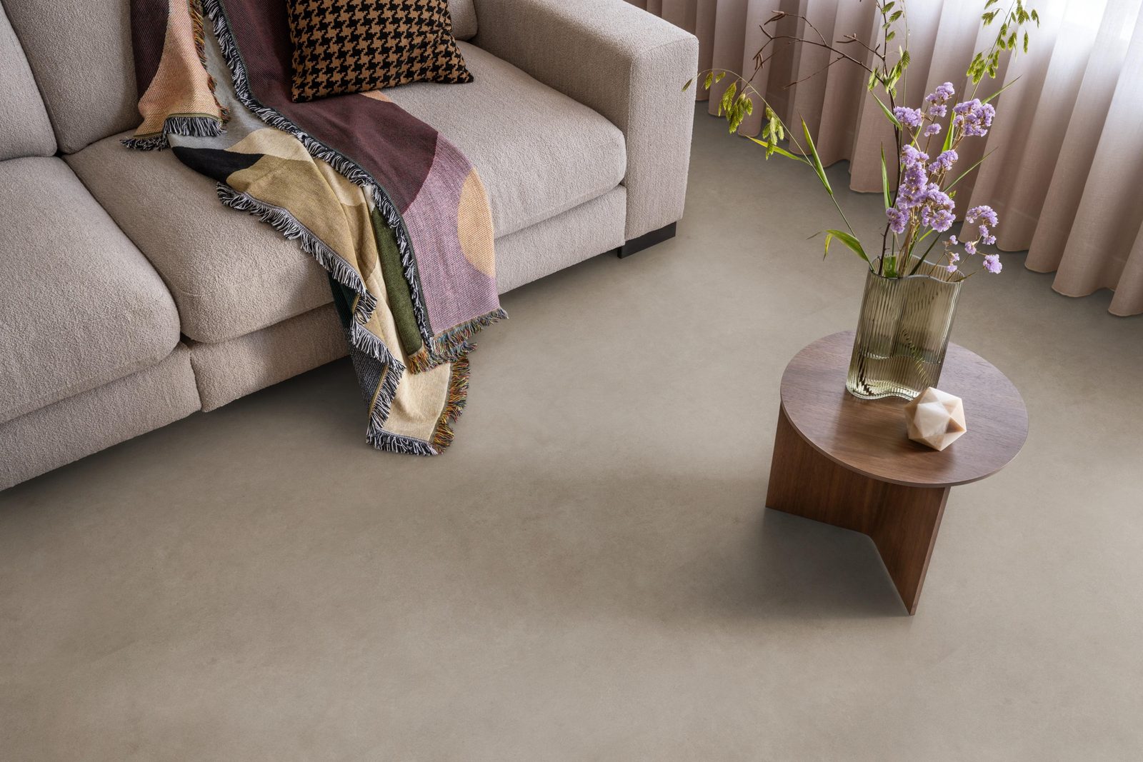Ambiant pvc klik tegel/betonlook Cerino Taupe – sfeerfoto
