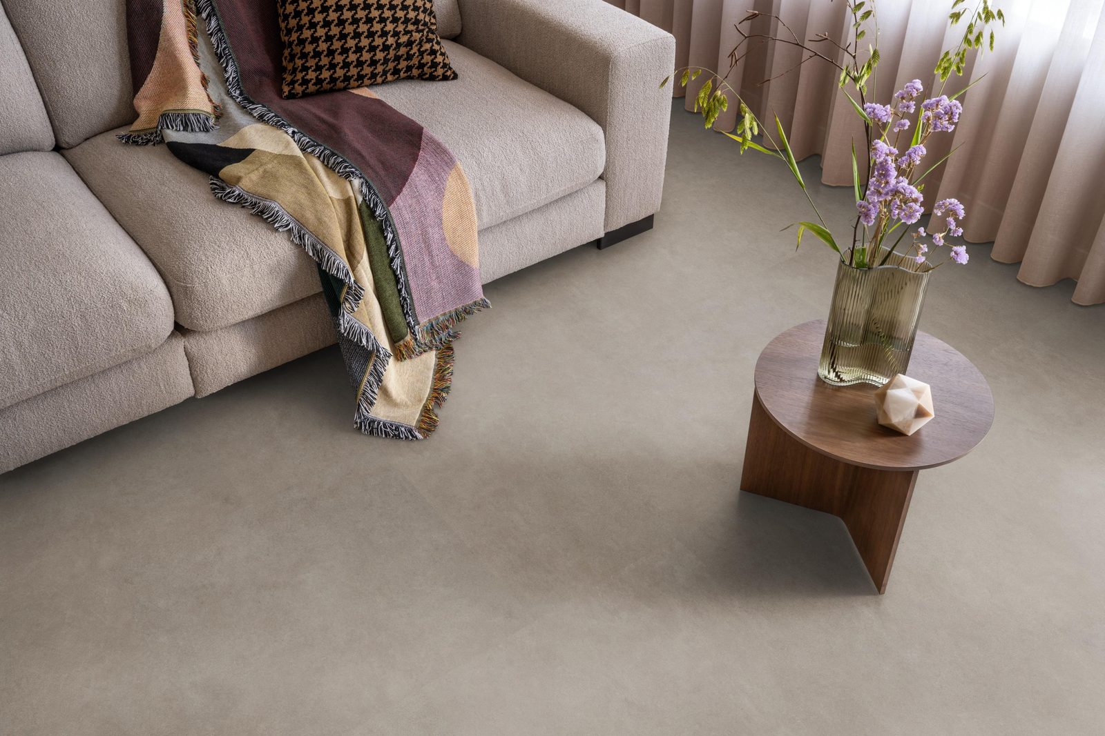 Ambiant pvc loose lay tegel/betonlook Cerino Warm grey – sfeerfoto
