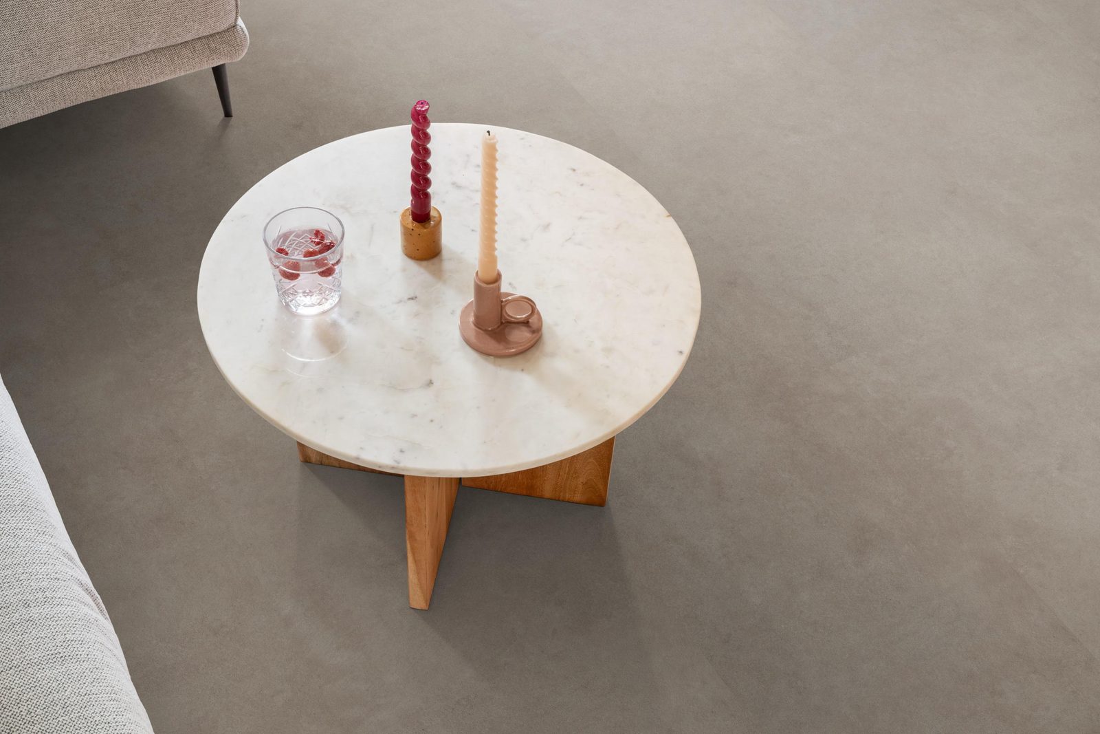 Ambiant pvc plak tegel/betonlook Cerino XL Warm grey – sfeerfoto