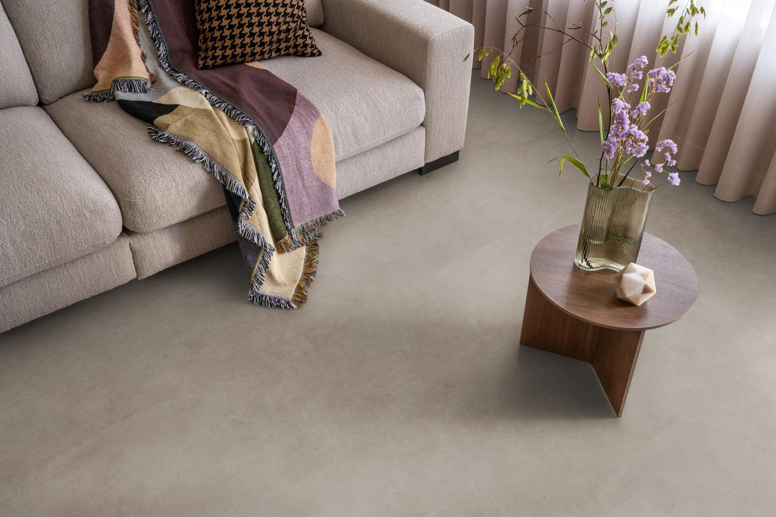 Ambiant pvc plak tegel/betonlook Cerino XL Warm grey – sfeerfoto