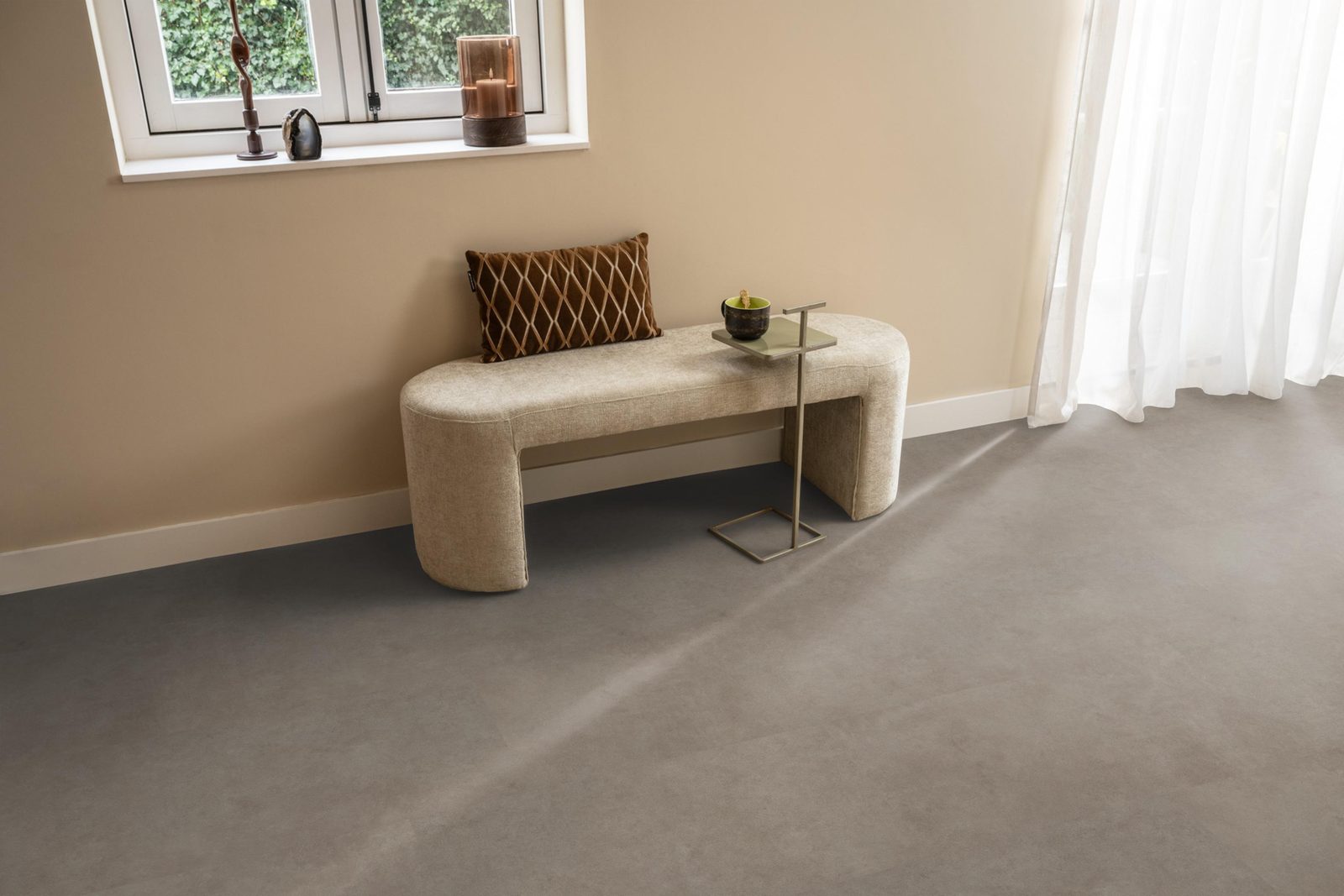 Ambiant pvc plak tegel/betonlook Cerino XL Warm grey – sfeerfoto