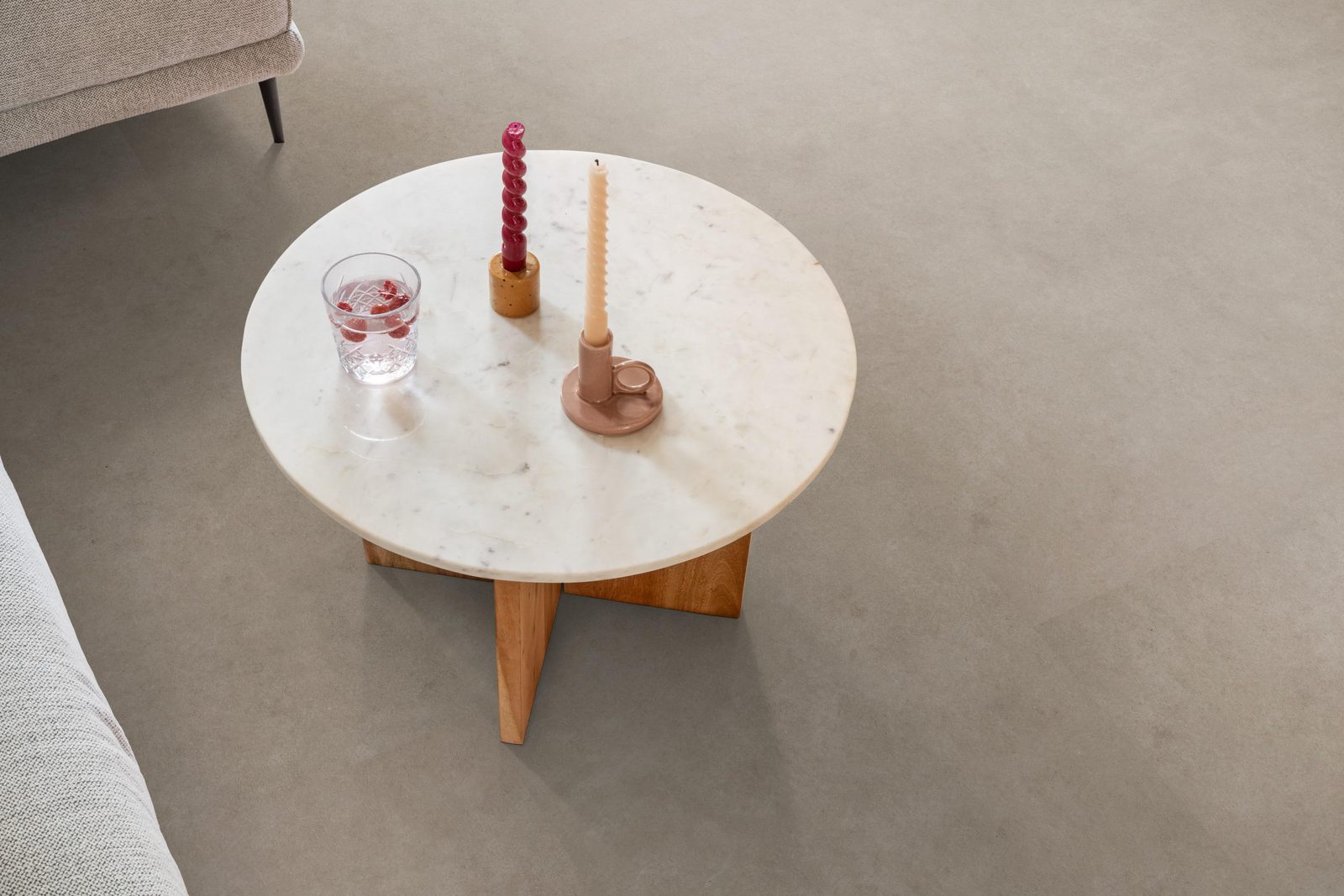 Ambiant pvc plak tegel/betonlook Cerino XXL Light grey – sfeerfoto