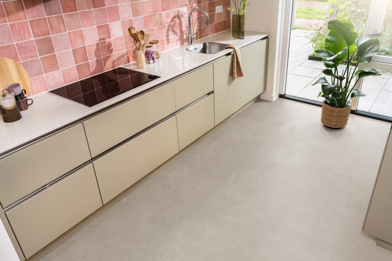 Ambiant pvc plak tegel/betonlook Cerino XXL Light grey – sfeerfoto