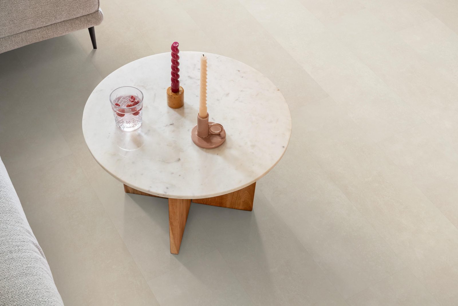 Ambiant pvc plak tegel/betonlook Viretto Beige – sfeerfoto