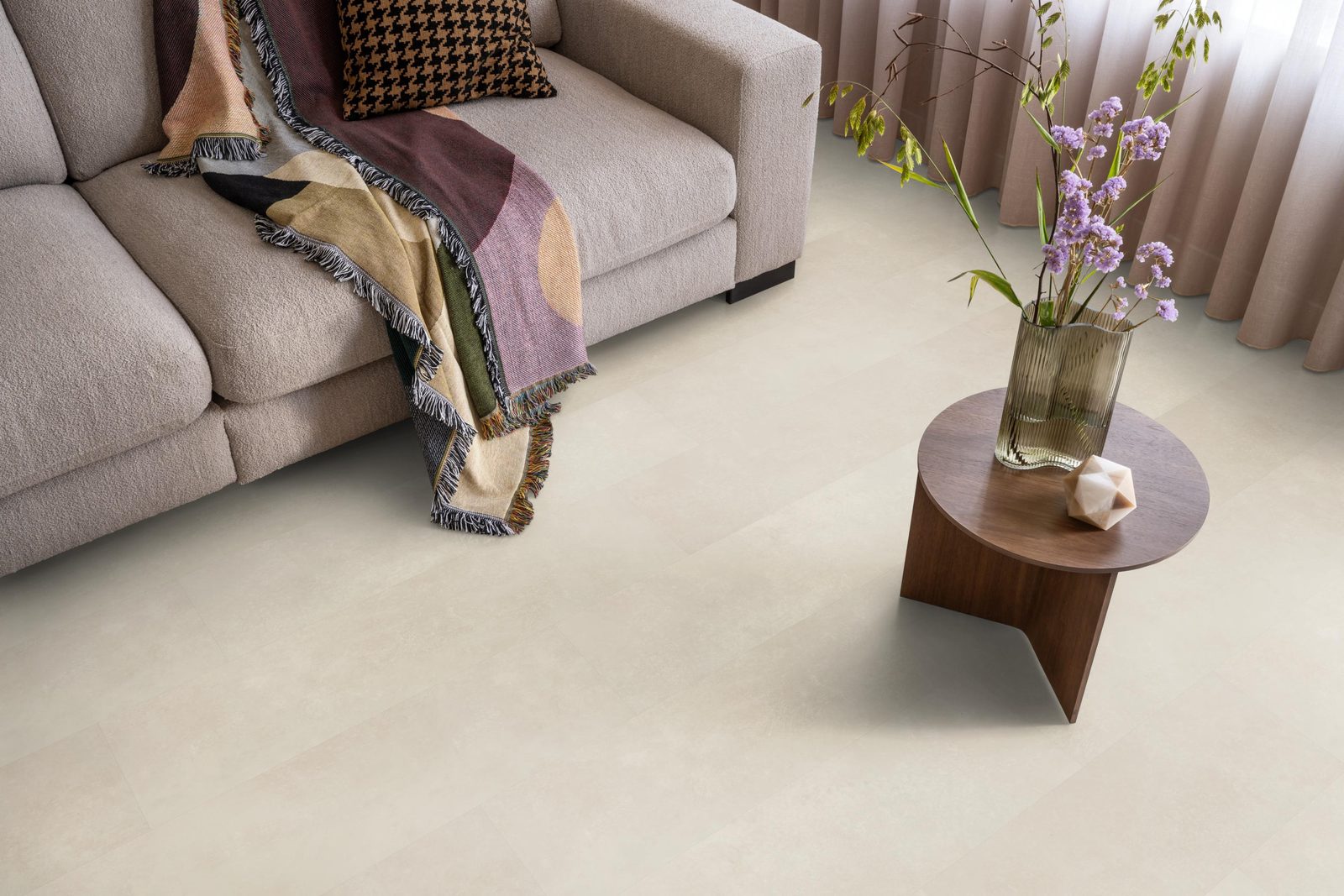 Ambiant pvc plak tegel/betonlook Viretto Beige – sfeerfoto