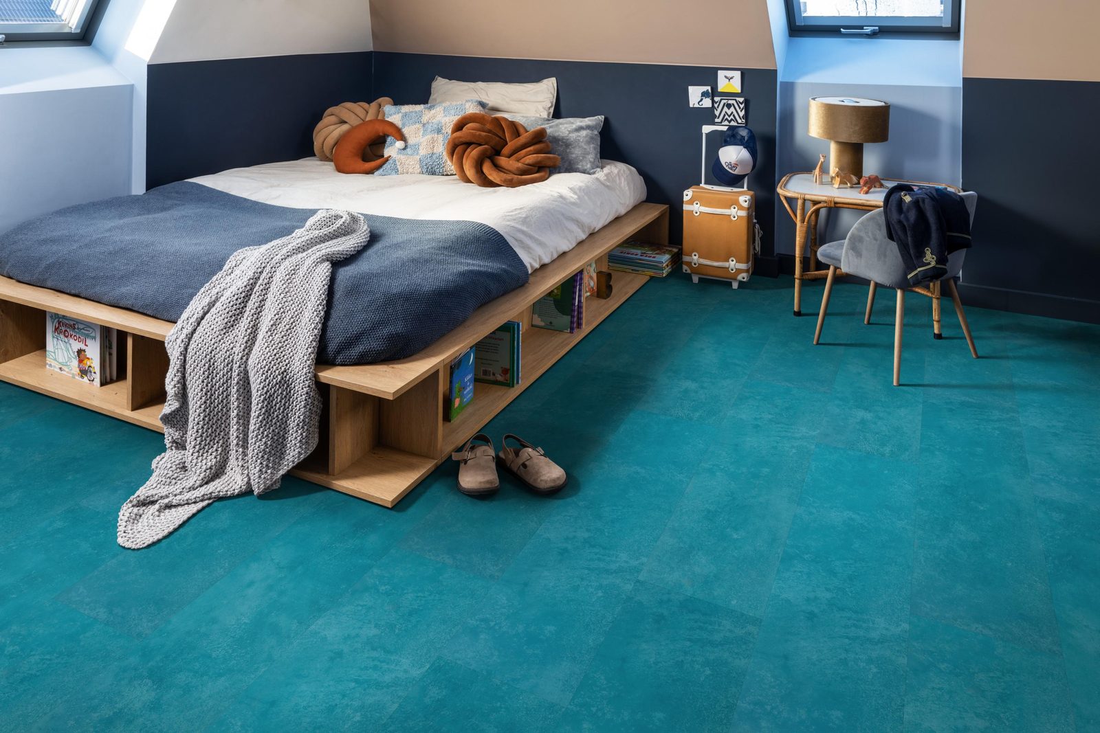 Ambiant pvc plak tegel/betonlook Viretto Blue – sfeerfoto
