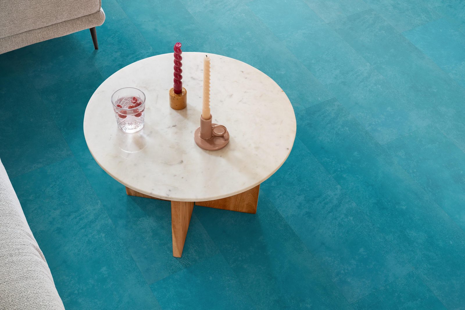 Ambiant pvc plak tegel/betonlook Viretto Blue – sfeerfoto