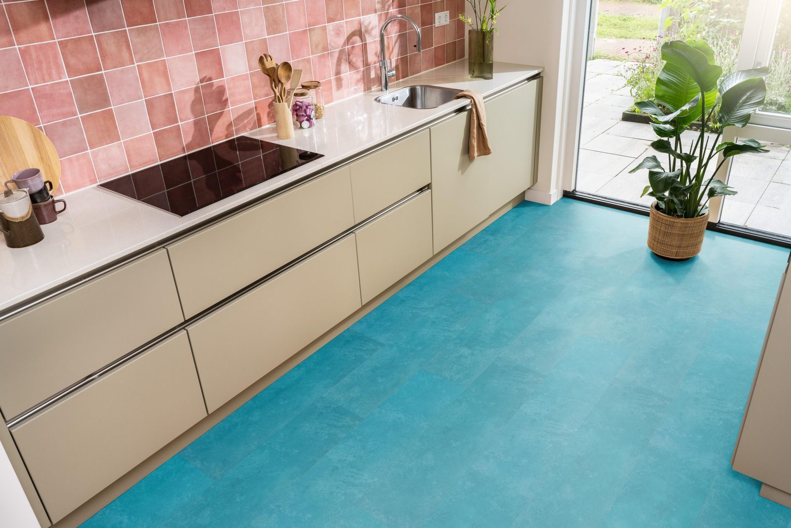 Ambiant pvc plak tegel/betonlook Viretto Blue – sfeerfoto