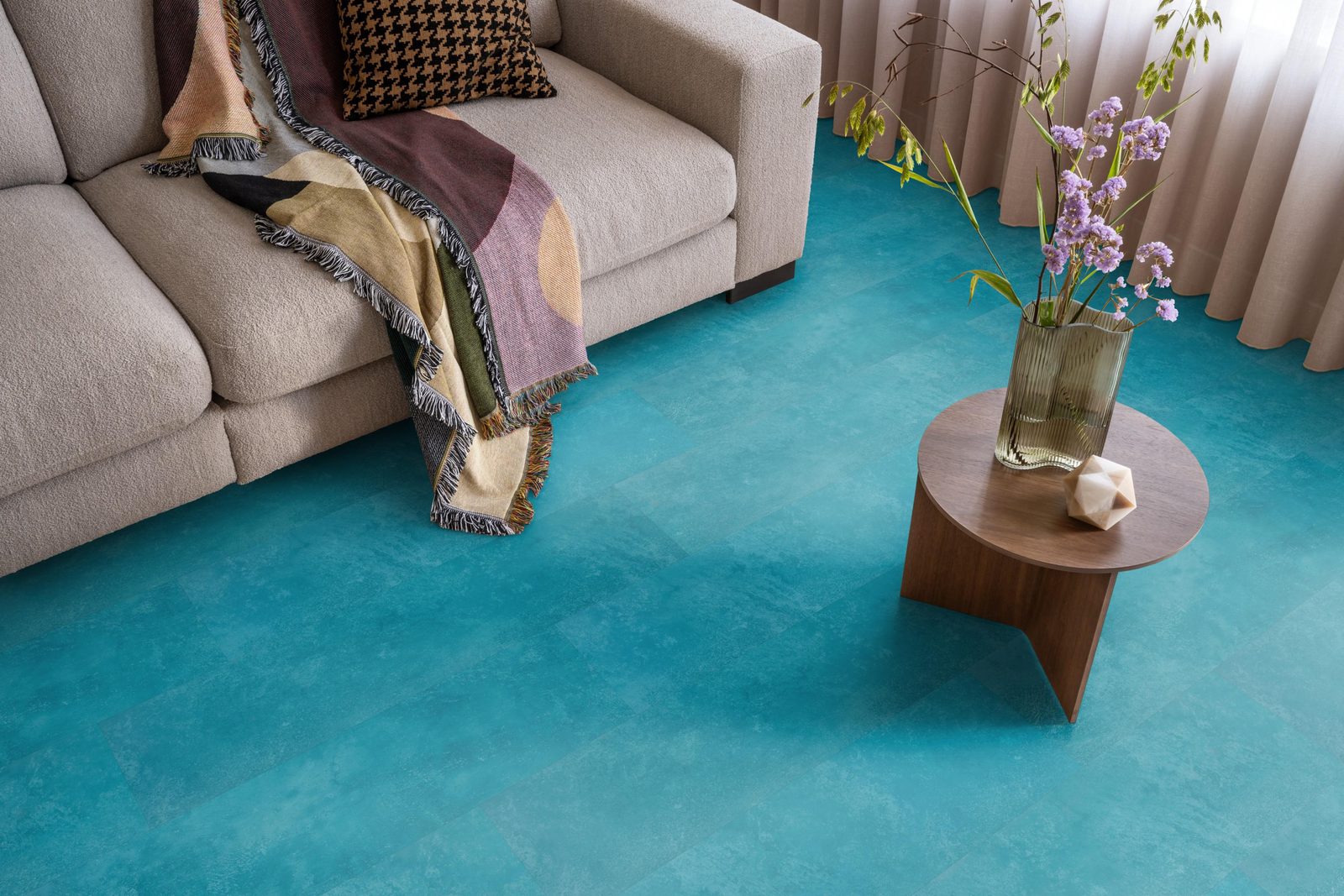 Ambiant pvc plak tegel/betonlook Viretto Blue – sfeerfoto