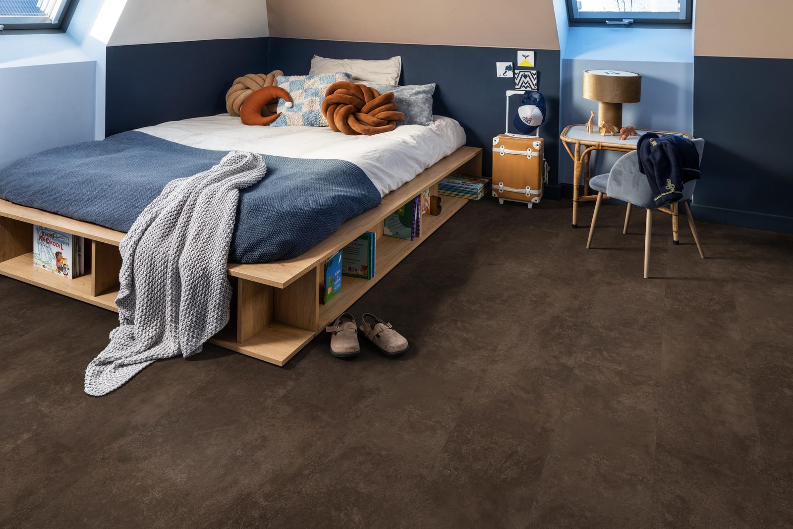 Ambiant pvc plak tegel/betonlook Viretto Brown – sfeerfoto
