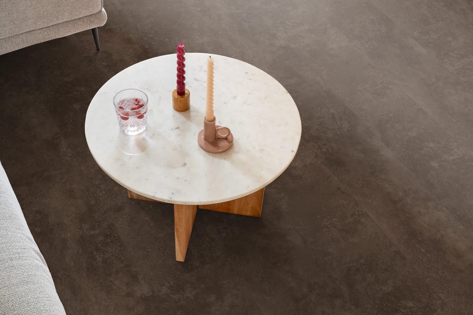 Ambiant pvc plak tegel/betonlook Viretto Brown – sfeerfoto