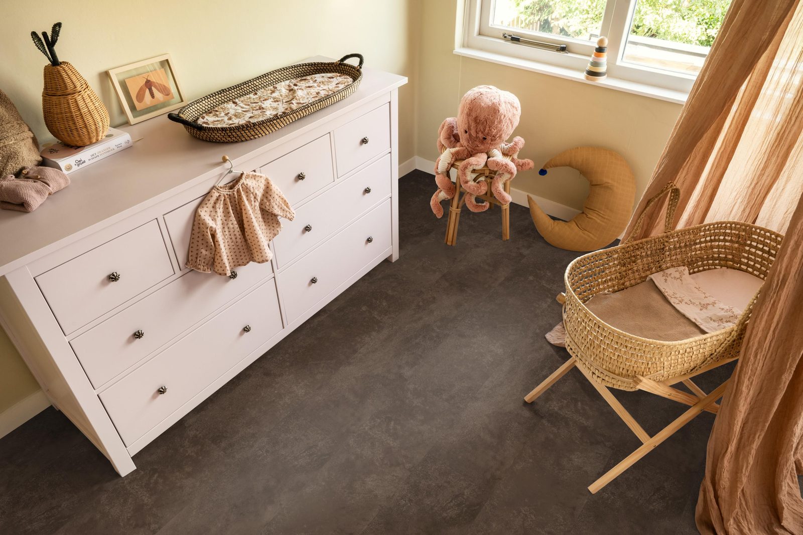 Ambiant pvc plak tegel/betonlook Viretto Brown – sfeerfoto