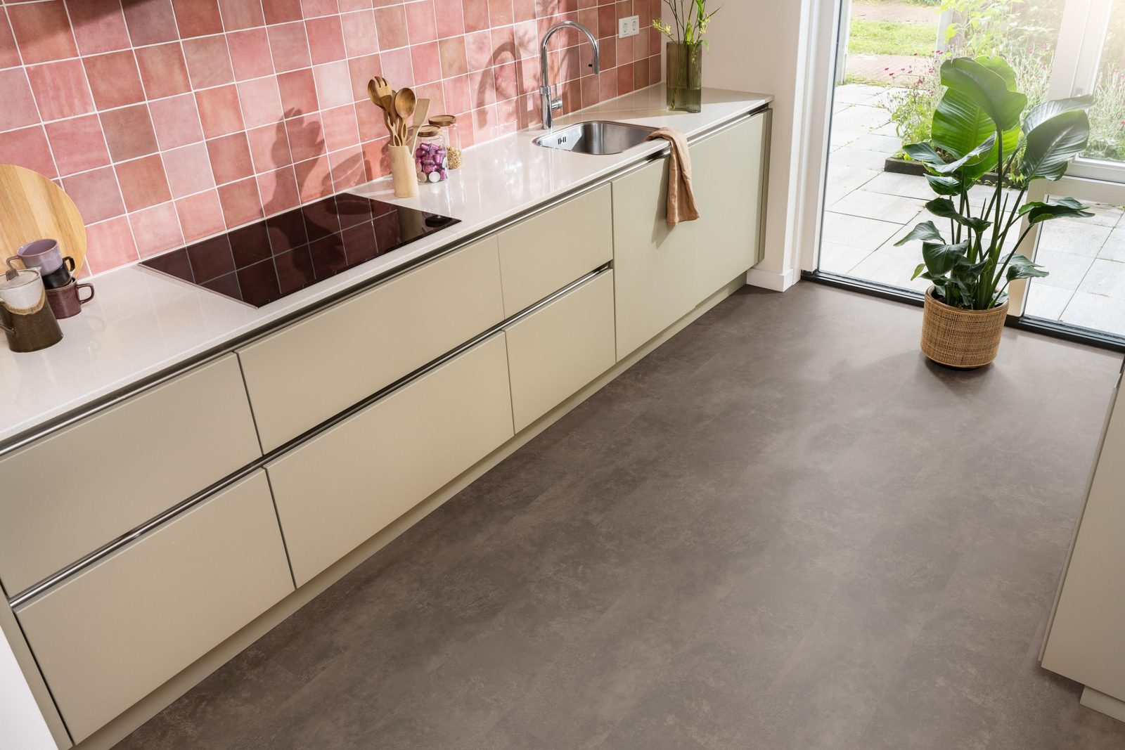 Ambiant pvc plak tegel/betonlook Viretto Brown – sfeerfoto