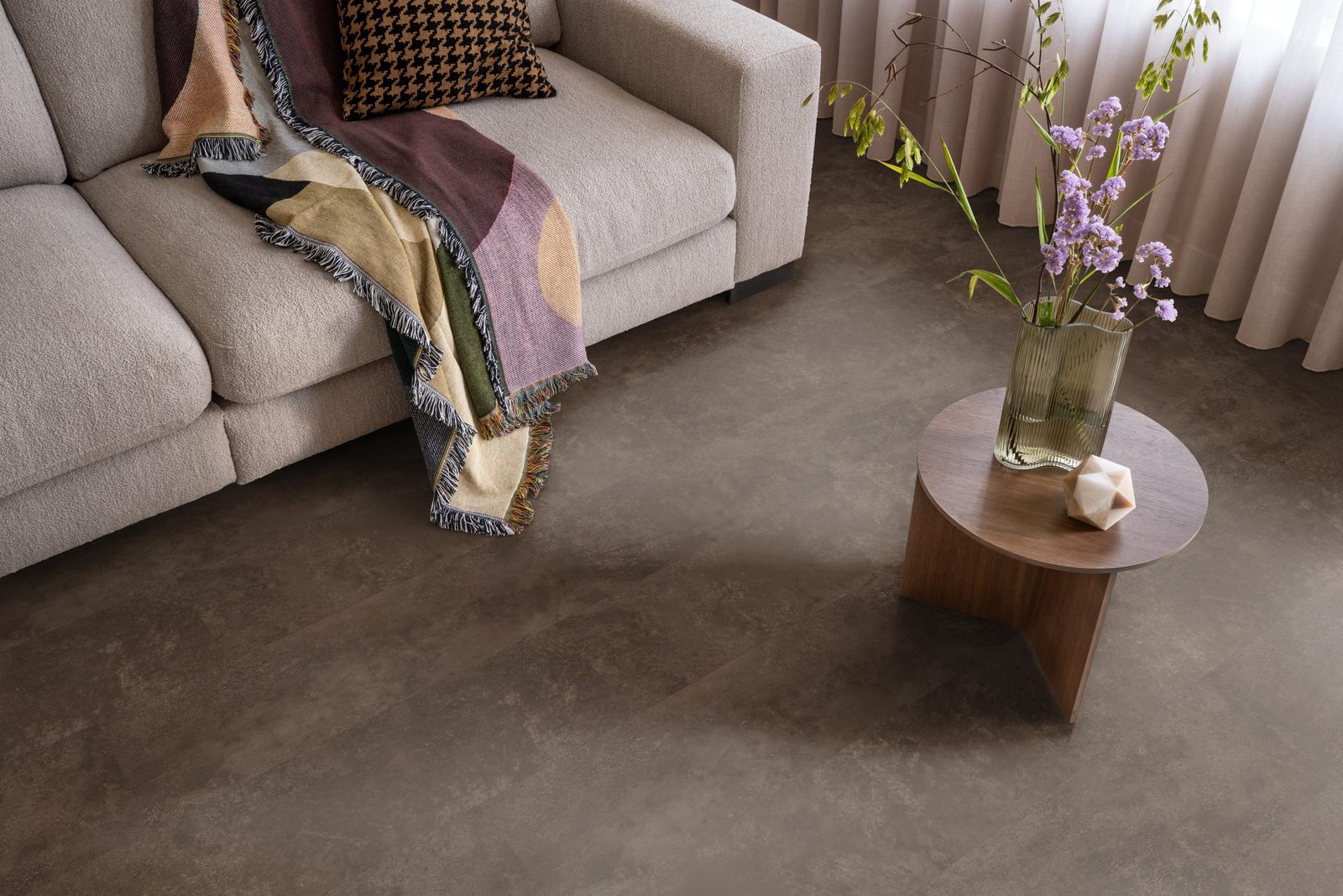 Ambiant pvc plak tegel/betonlook Viretto Brown – sfeerfoto
