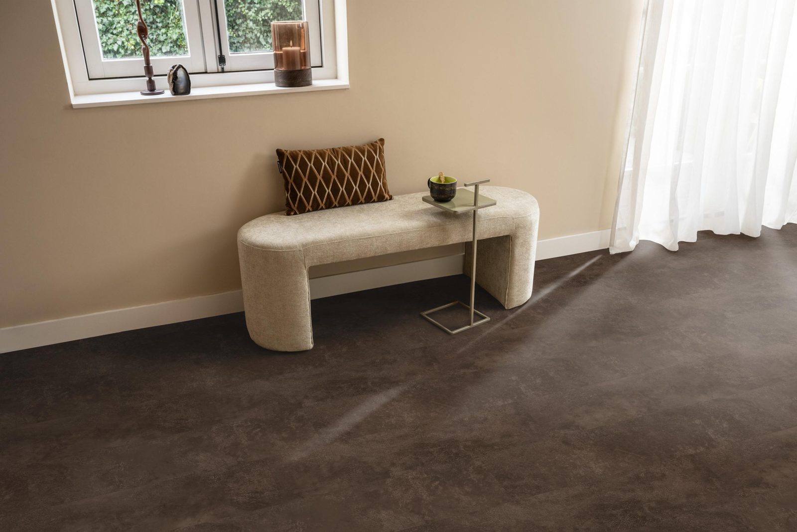 Ambiant pvc plak tegel/betonlook Viretto Brown – sfeerfoto