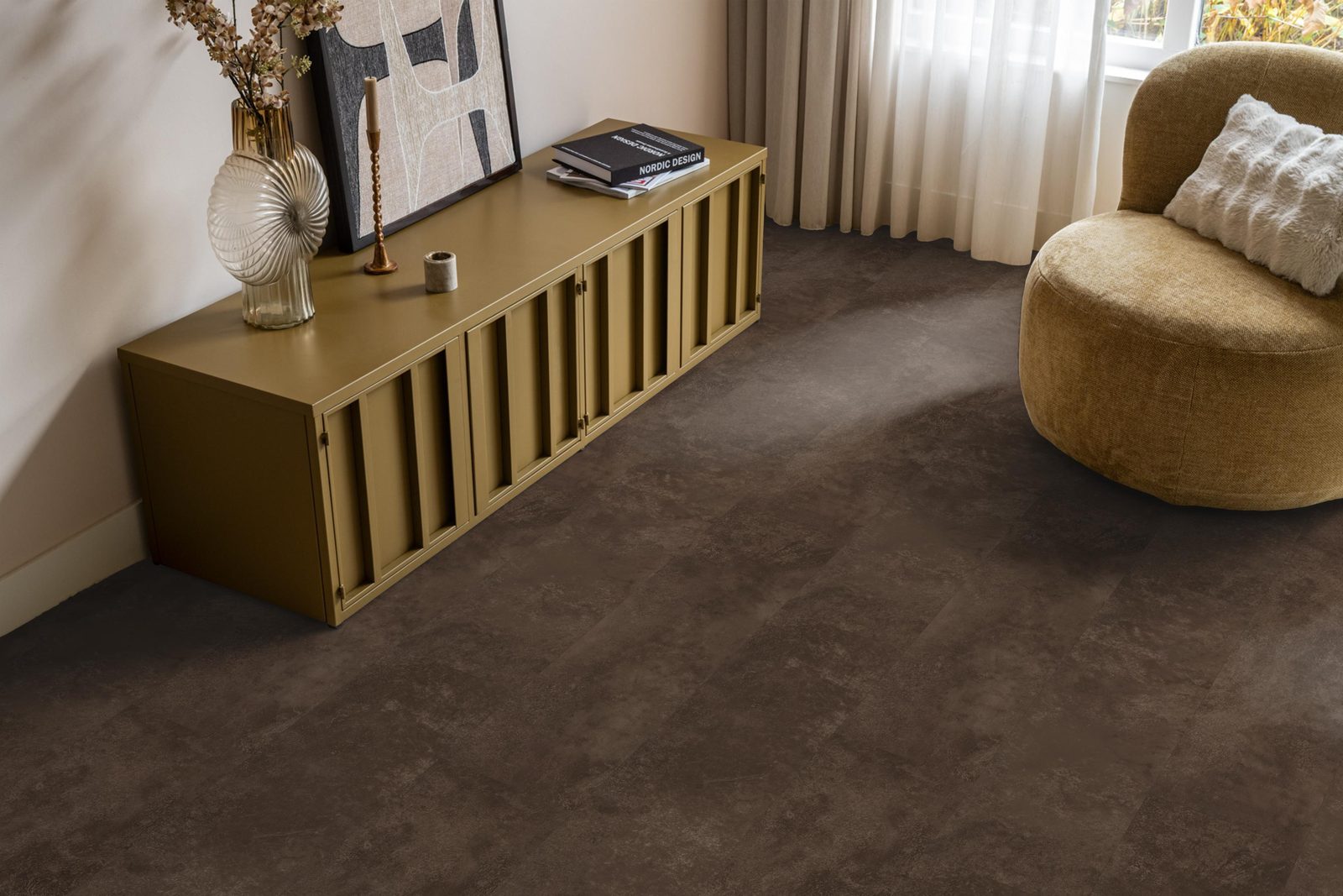 Ambiant pvc plak tegel/betonlook Viretto Brown – sfeerfoto