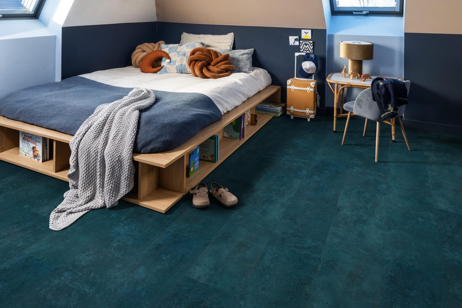 Ambiant pvc plak tegel/betonlook Viretto Dark blue – sfeerfoto