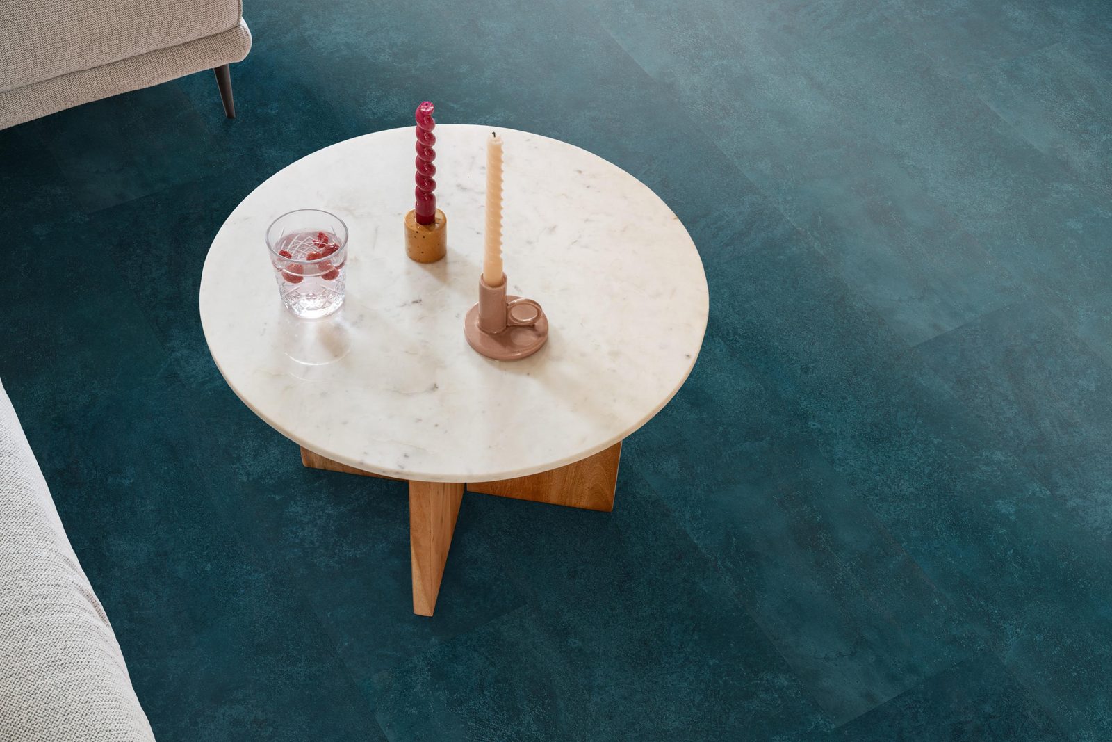 Ambiant pvc plak tegel/betonlook Viretto Dark blue – sfeerfoto