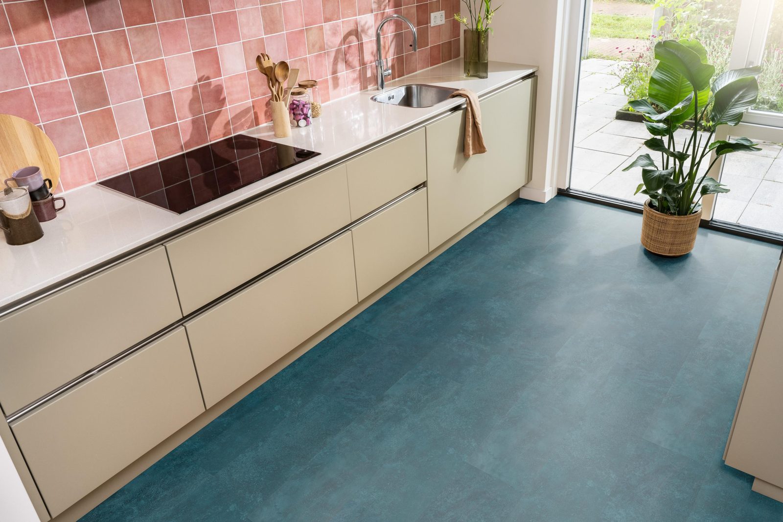 Ambiant pvc plak tegel/betonlook Viretto Dark blue – sfeerfoto