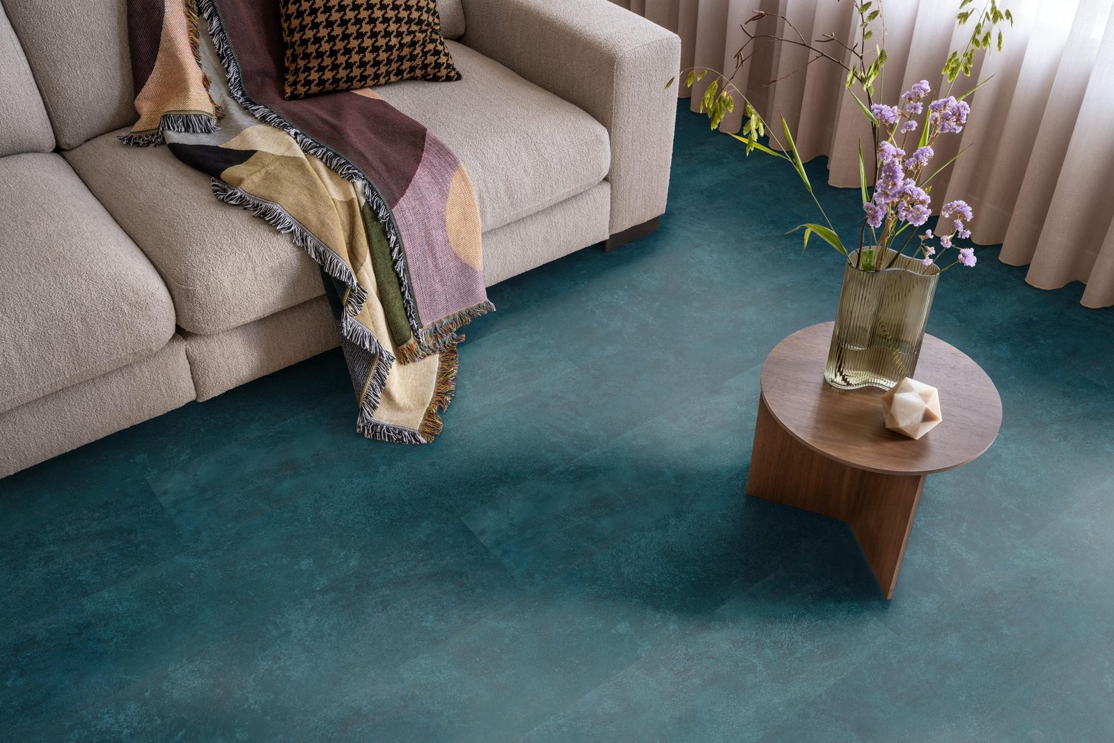 Ambiant pvc plak tegel/betonlook Viretto Dark blue – sfeerfoto