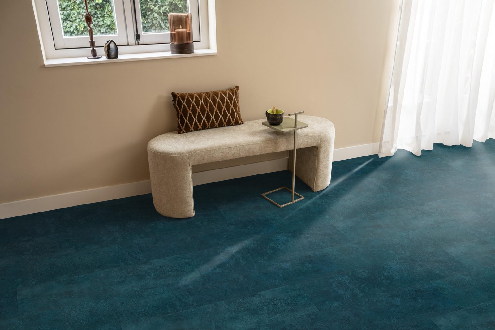 Ambiant pvc plak tegel/betonlook Viretto Dark blue – sfeerfoto