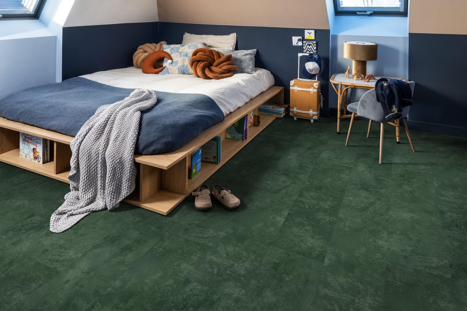 Ambiant pvc plak tegel/betonlook Viretto Dark green – sfeerfoto