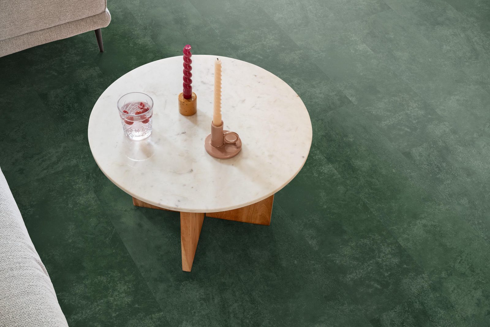 Ambiant pvc plak tegel/betonlook Viretto Dark green – sfeerfoto
