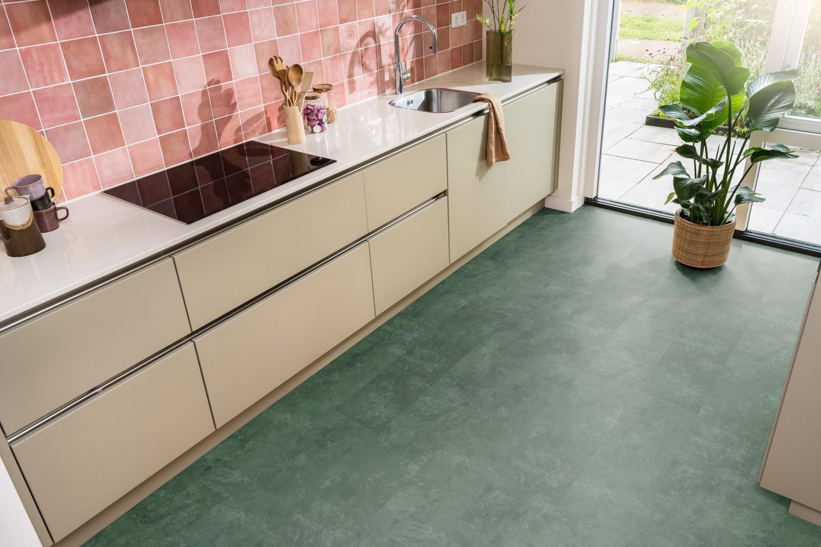 Ambiant pvc plak tegel/betonlook Viretto Dark green – sfeerfoto