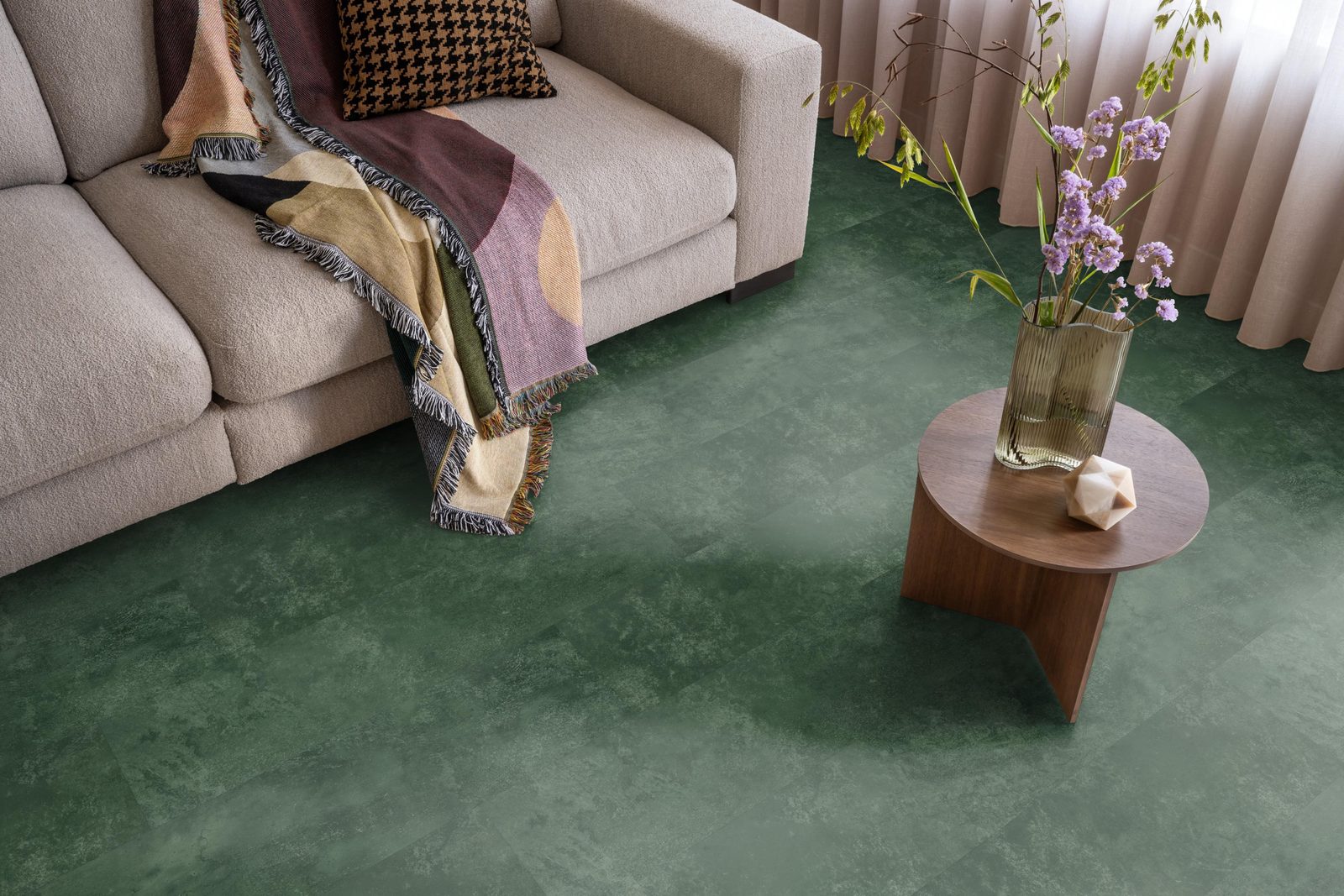 Ambiant pvc plak tegel/betonlook Viretto Dark green – sfeerfoto