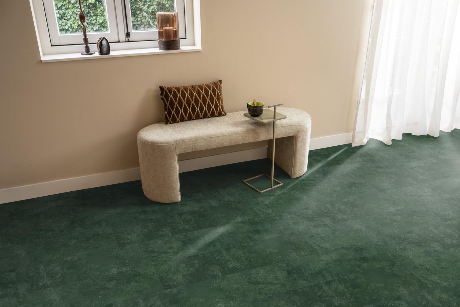 Ambiant pvc plak tegel/betonlook Viretto Dark green – sfeerfoto
