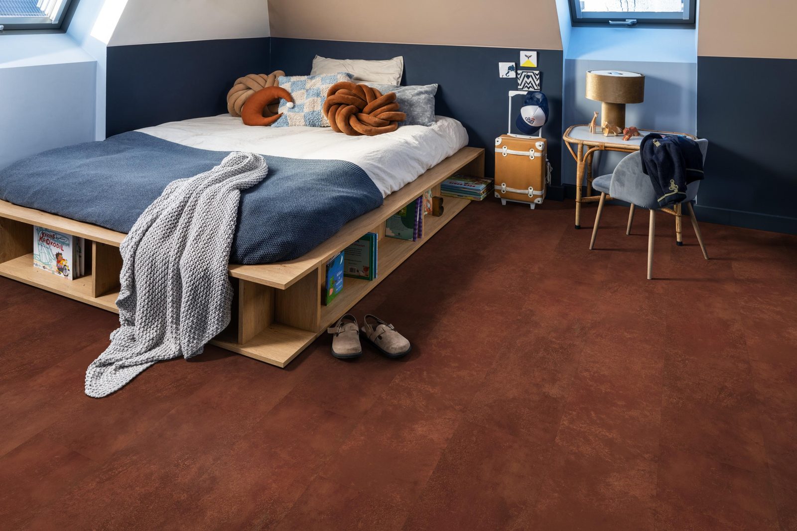 Ambiant pvc plak tegel/betonlook Viretto Dark orange – sfeerfoto
