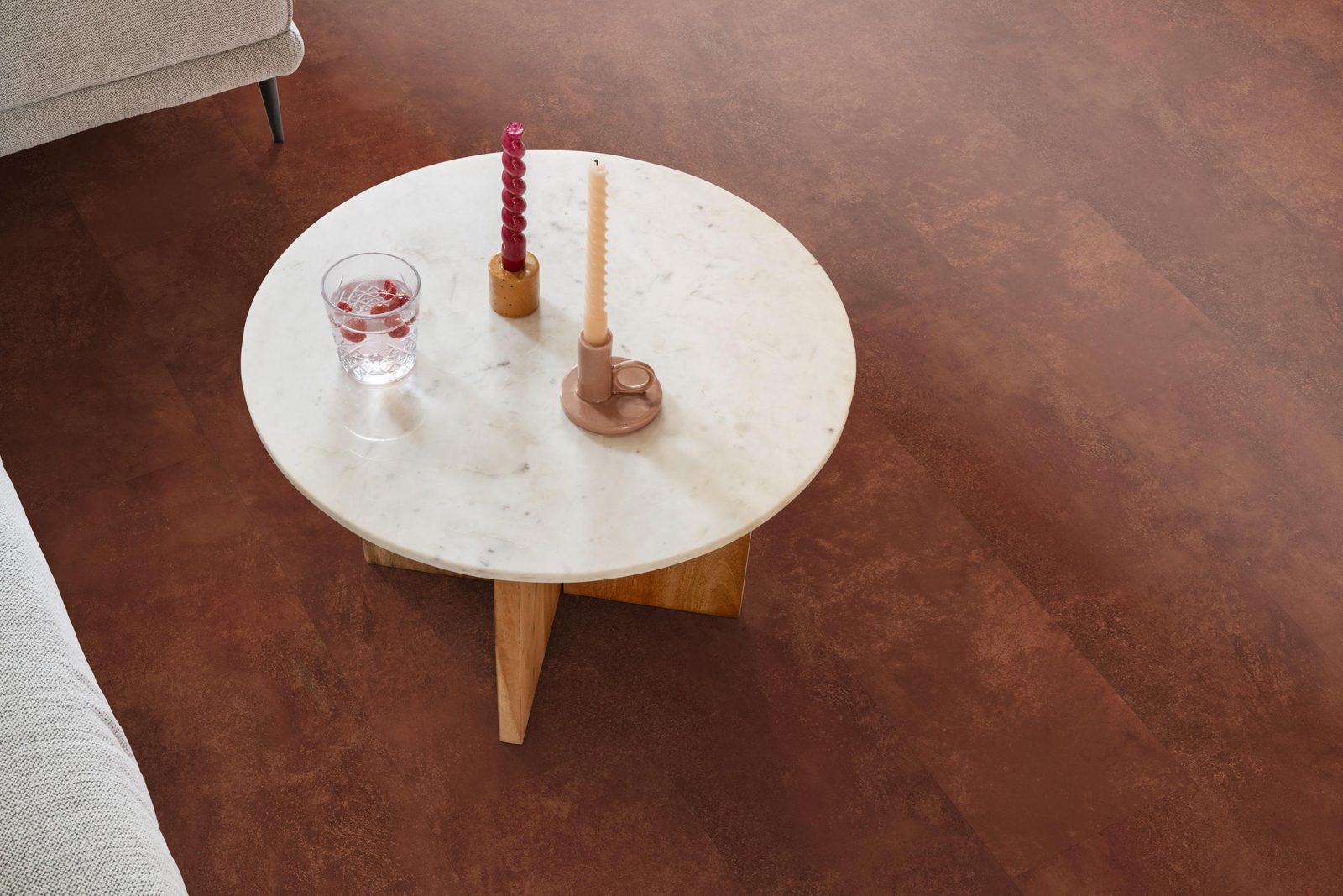 Ambiant pvc plak tegel/betonlook Viretto Dark orange – sfeerfoto