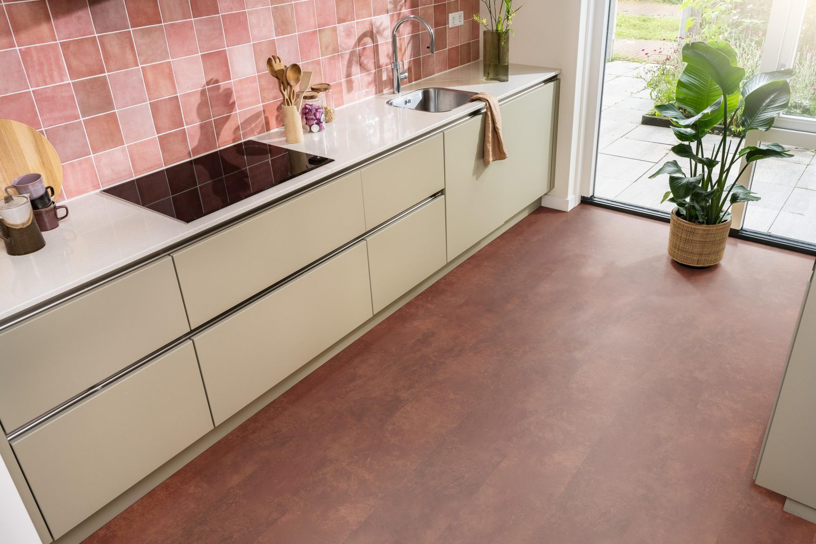 Ambiant pvc plak tegel/betonlook Viretto Dark orange – sfeerfoto