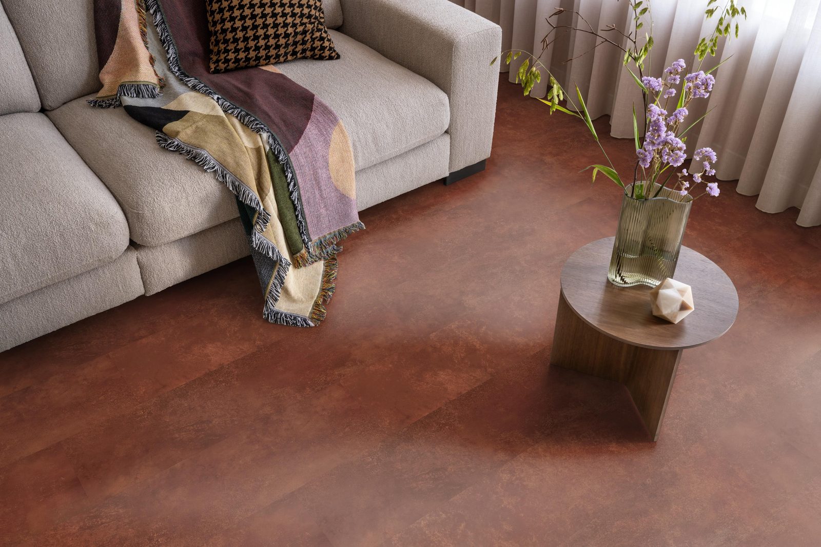Ambiant pvc plak tegel/betonlook Viretto Dark orange – sfeerfoto