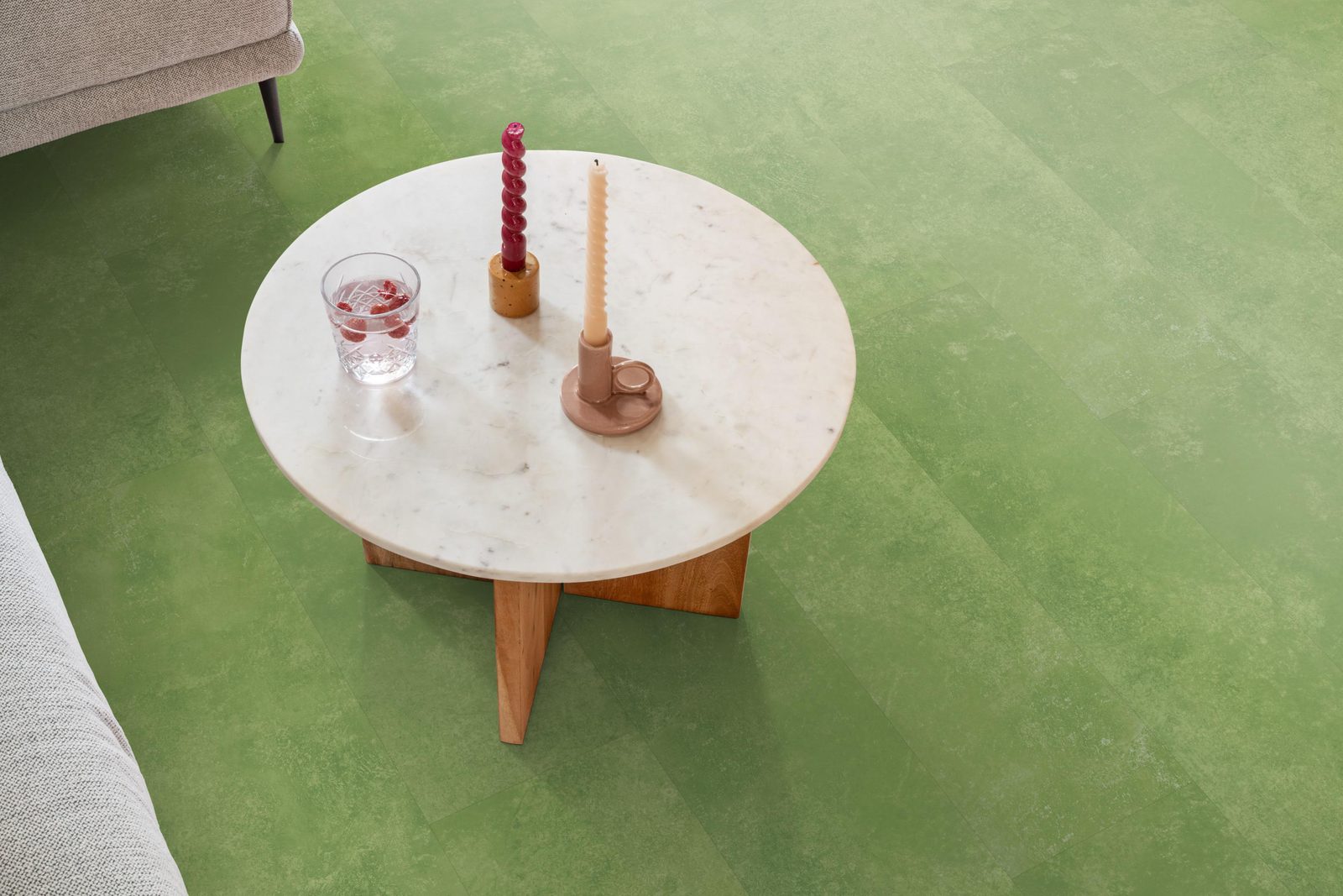 Ambiant pvc plak tegel/betonlook Viretto Green – sfeerfoto