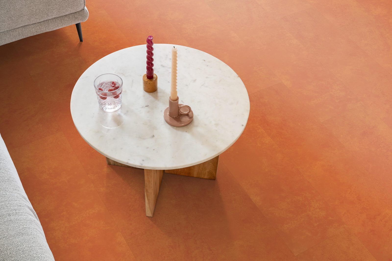 Ambiant pvc plak tegel/betonlook Viretto Orange – sfeerfoto