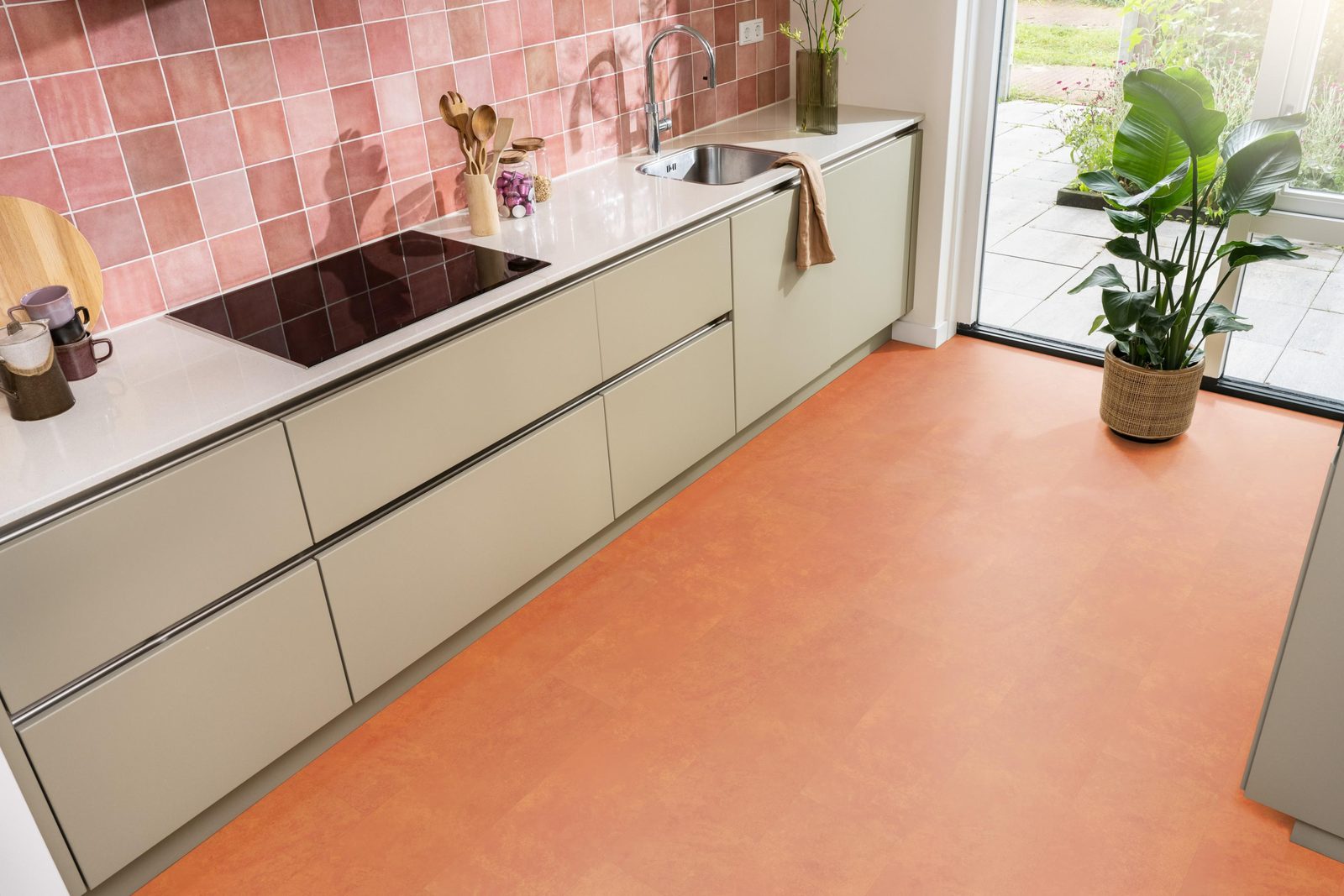 Ambiant pvc plak tegel/betonlook Viretto Orange – sfeerfoto