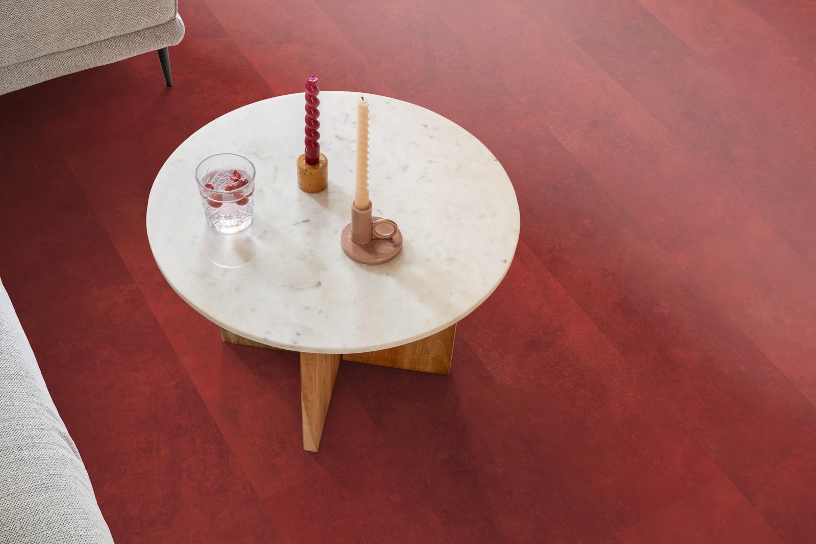 Ambiant pvc plak tegel/betonlook Viretto Red – sfeerfoto