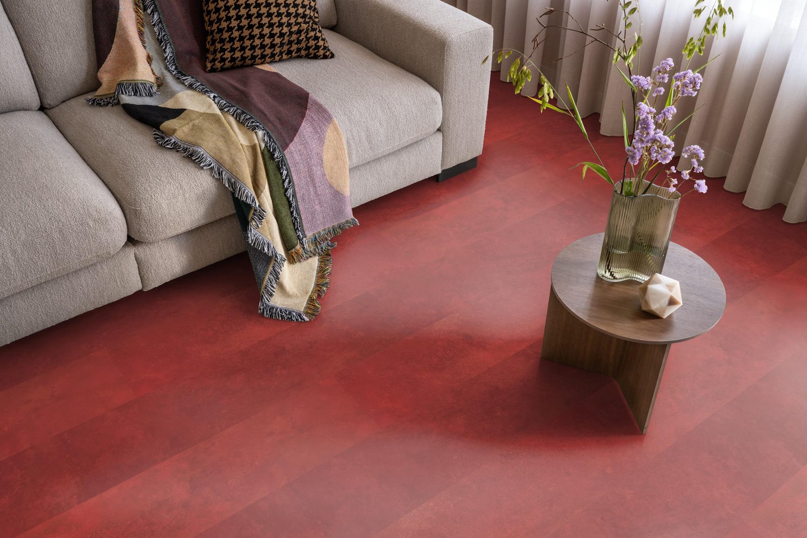 Ambiant pvc plak tegel/betonlook Viretto Red – sfeerfoto
