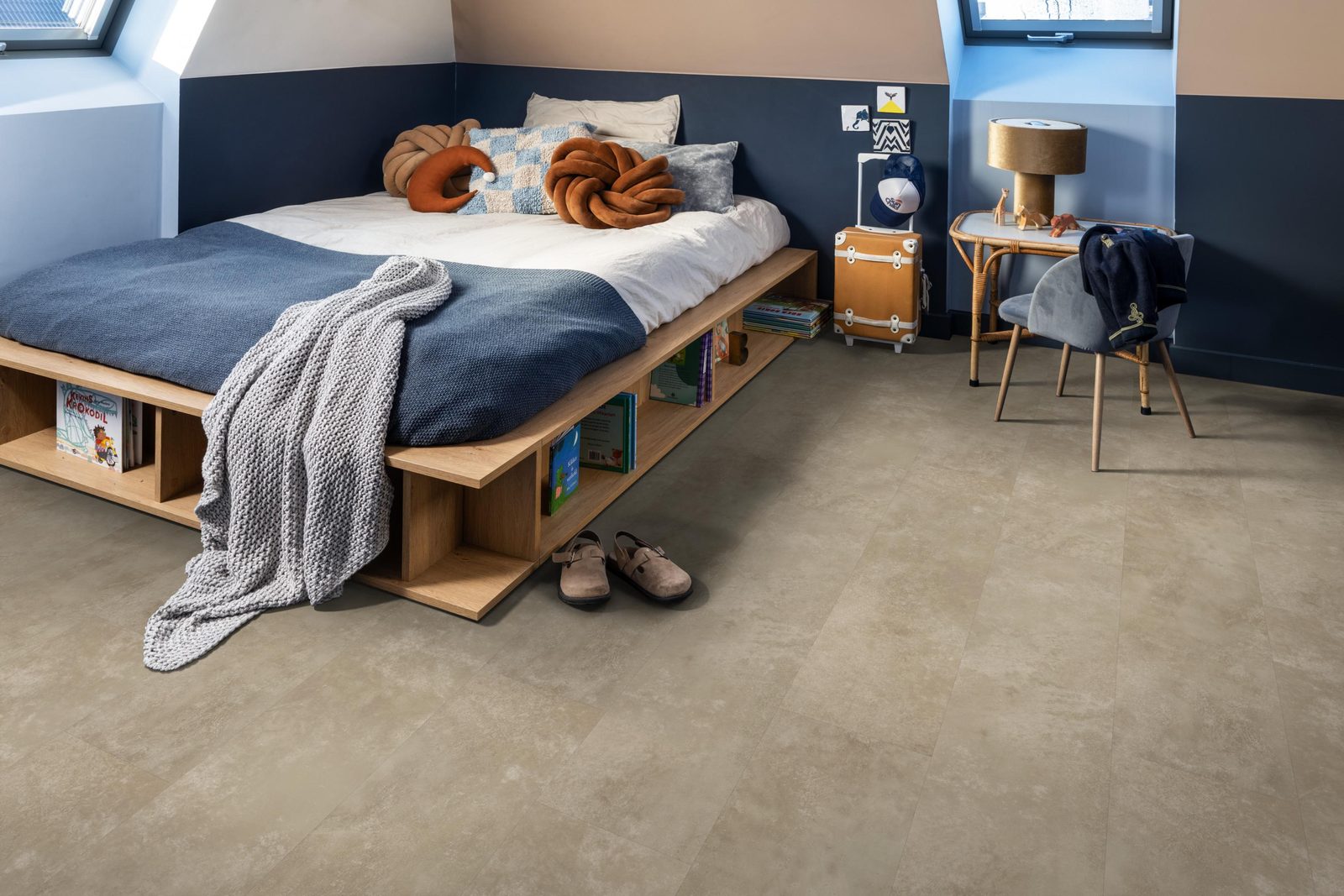 Ambiant pvc plak tegel/betonlook Viretto Sand – sfeerfoto