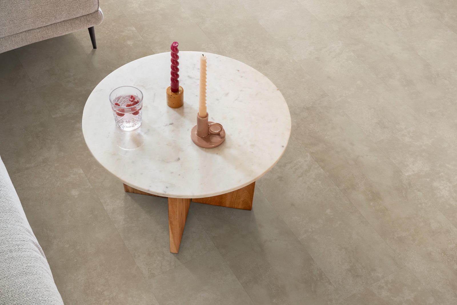 Ambiant pvc plak tegel/betonlook Viretto Sand – sfeerfoto