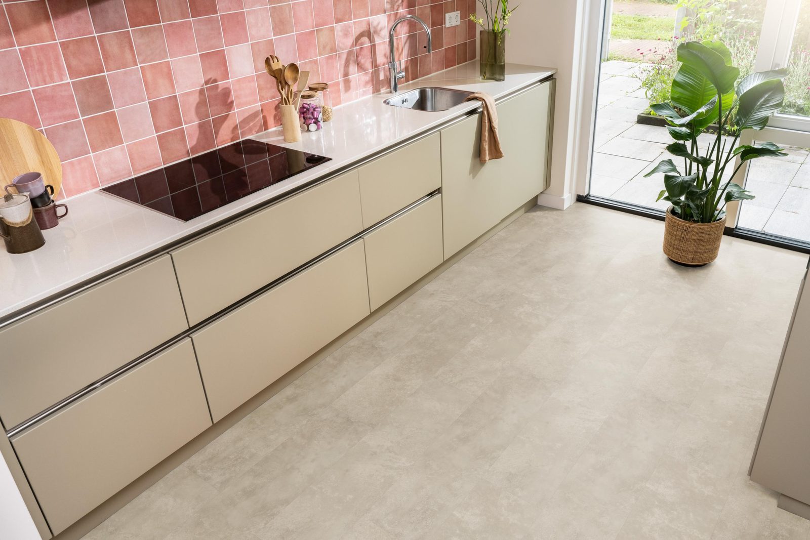 Ambiant pvc plak tegel/betonlook Viretto Sand – sfeerfoto