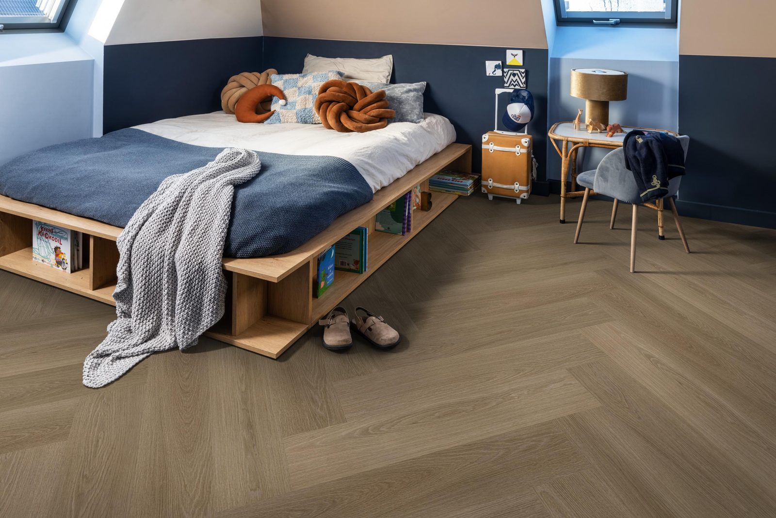 Ambiant pvc visgraat klik Spigato XL Soleno Dark oak – sfeerfoto
