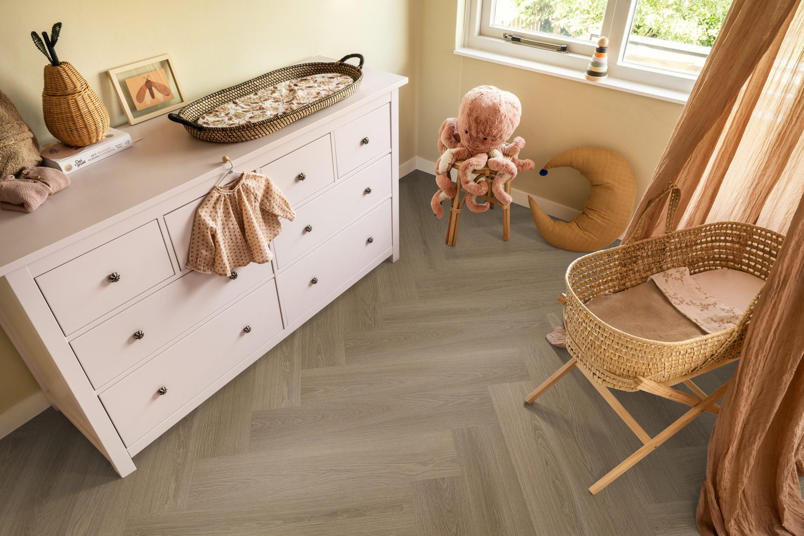 Ambiant pvc visgraat klik Spigato XL Soleno Dark oak – sfeerfoto