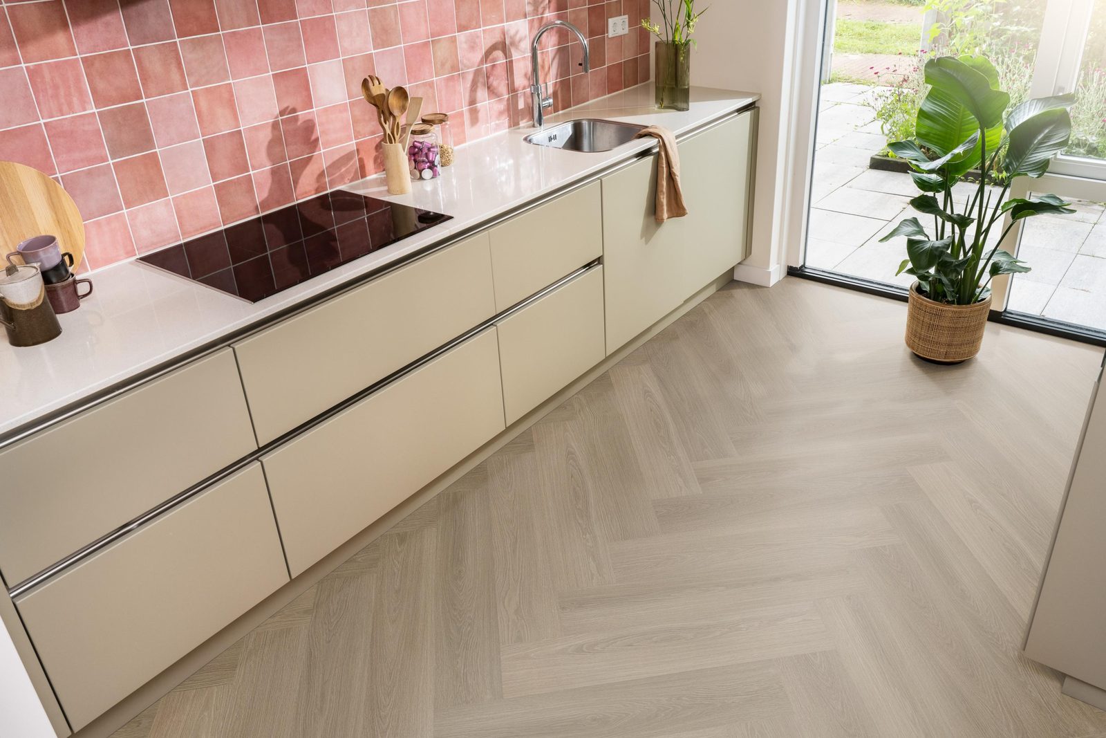 Ambiant pvc visgraat klik Spigato XL Soleno Dark oak – sfeerfoto