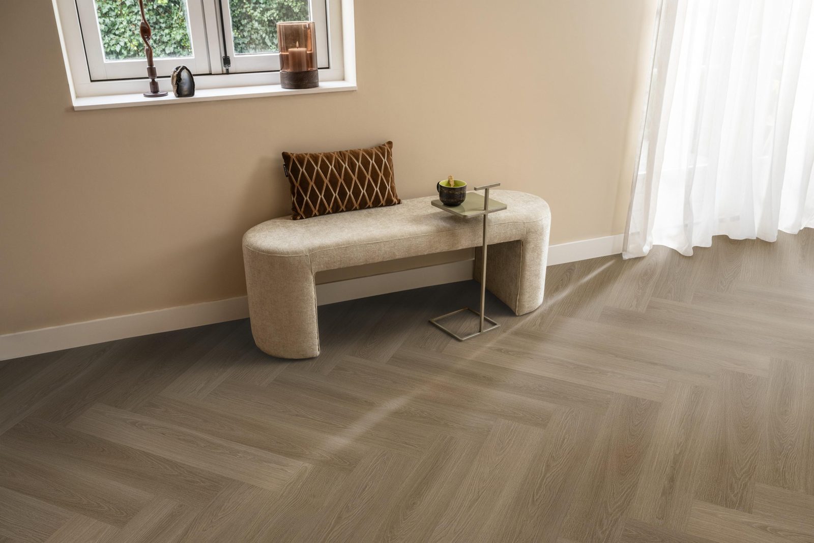 Ambiant pvc visgraat klik Spigato XL Soleno Dark oak – sfeerfoto