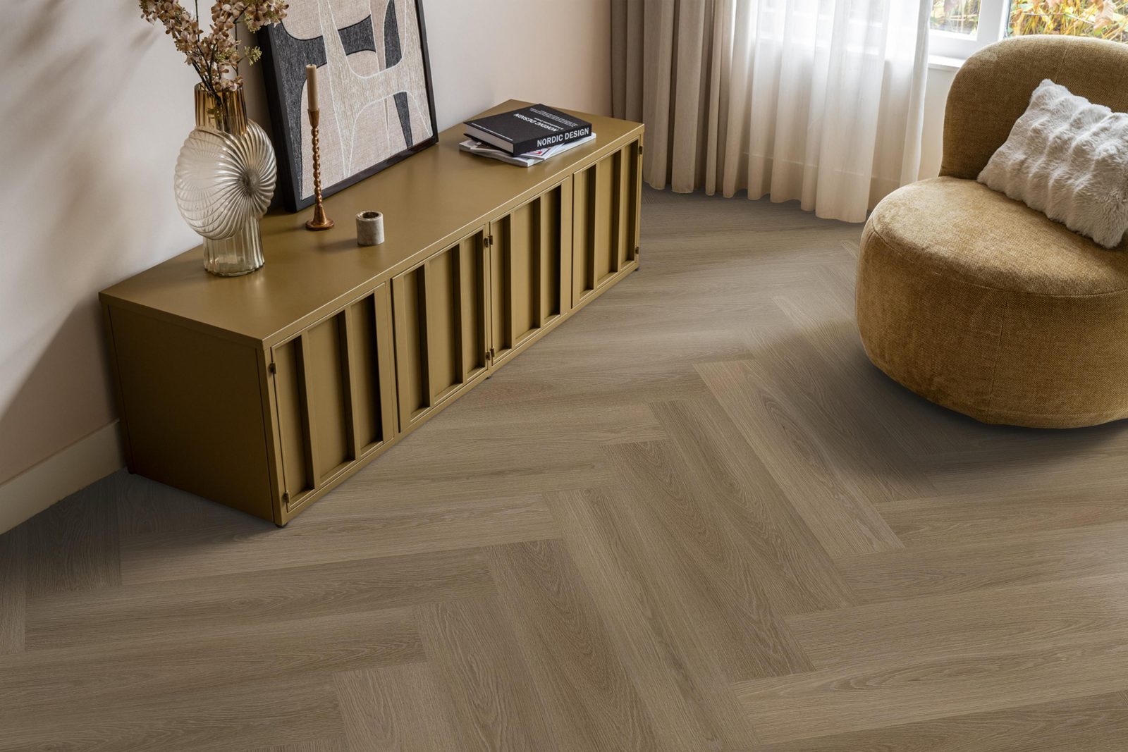 Ambiant pvc visgraat plak Spigato XL Soleno Dark oak – sfeerfoto