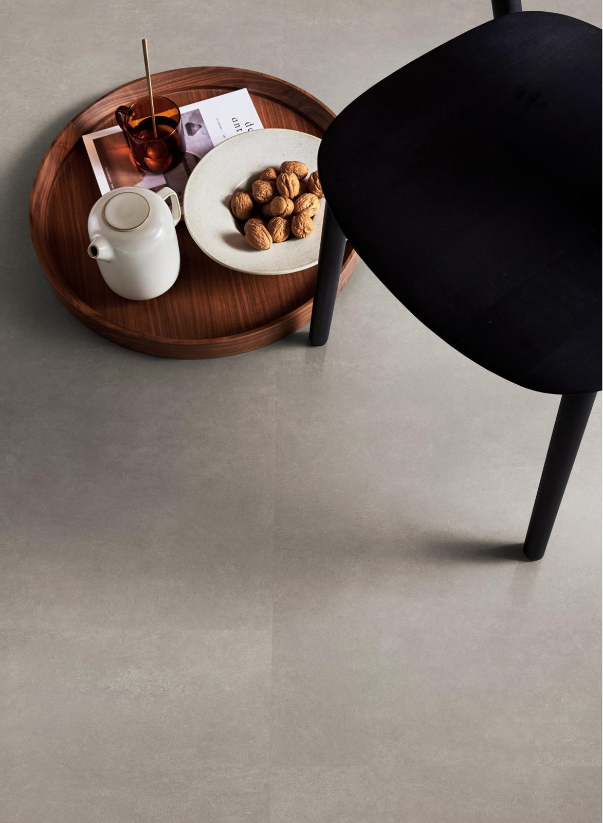 VTWONEN pvc klik tegel/betonlook Basic Dark grey – sfeerfoto