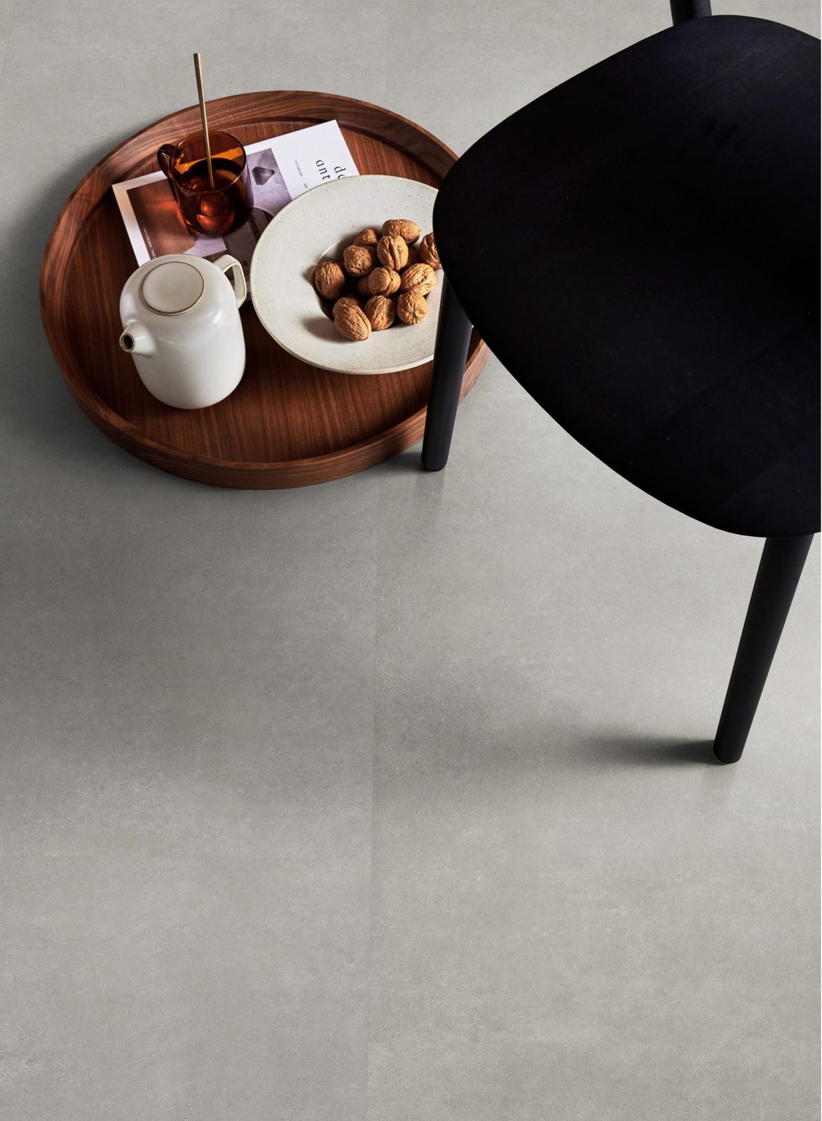 VTWONEN pvc klik tegel/betonlook Basic Light grey – sfeerfoto
