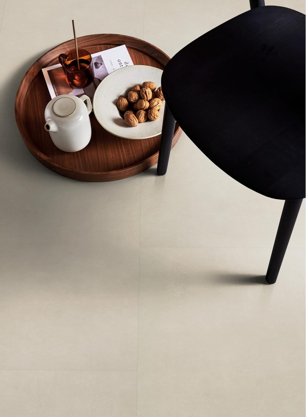 VTWONEN pvc klik tegel/betonlook Basic Natural – sfeerfoto